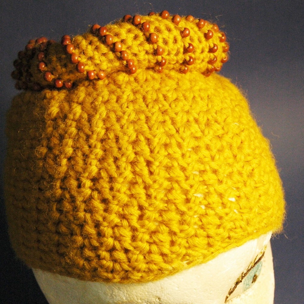 Vintage 1950s Crocheted hat with wooden beads.
